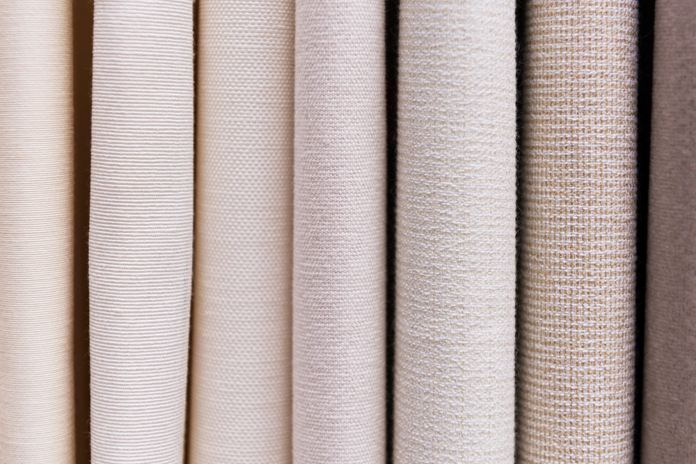 Textile cu texturi moi pentru un living confortabil și primitor