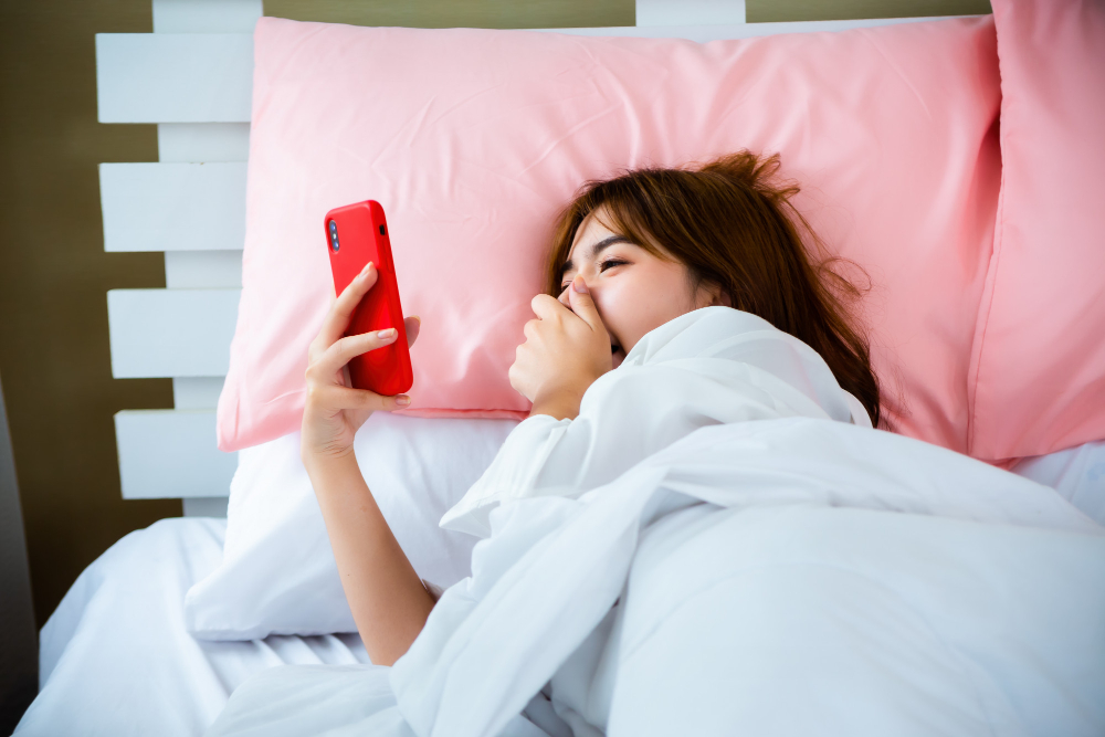 Telefonul în dormitor: ce efect are asupra somnului și stării tale