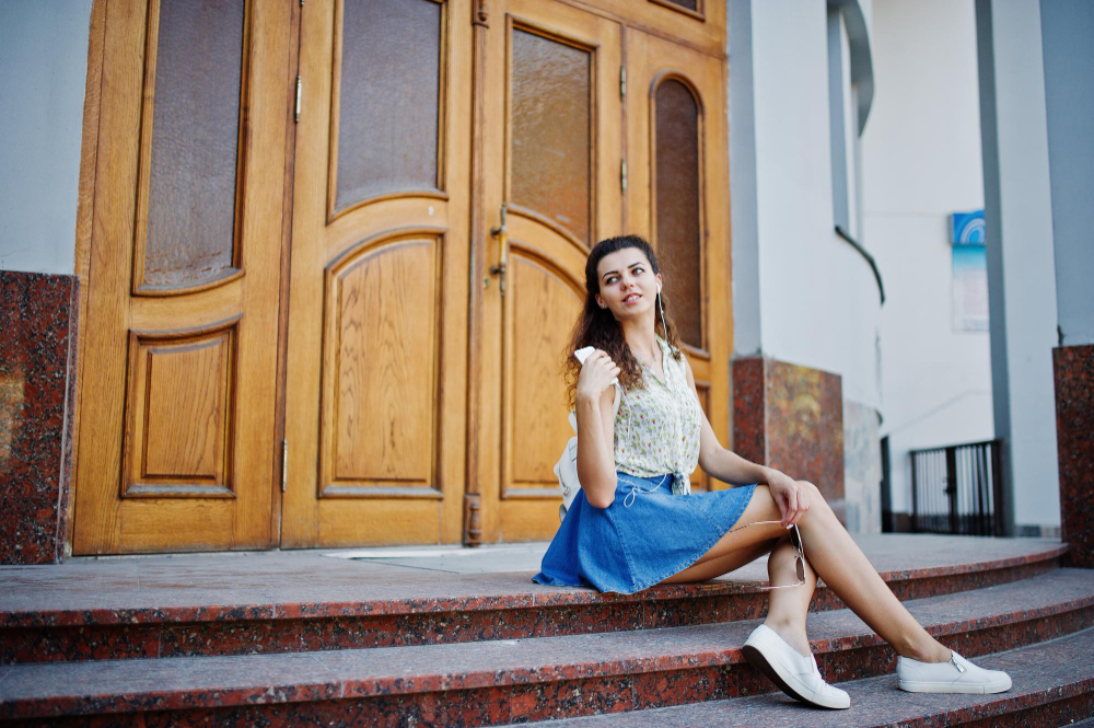Sabotul elegant poate completa ținute urbane, nu doar estivale