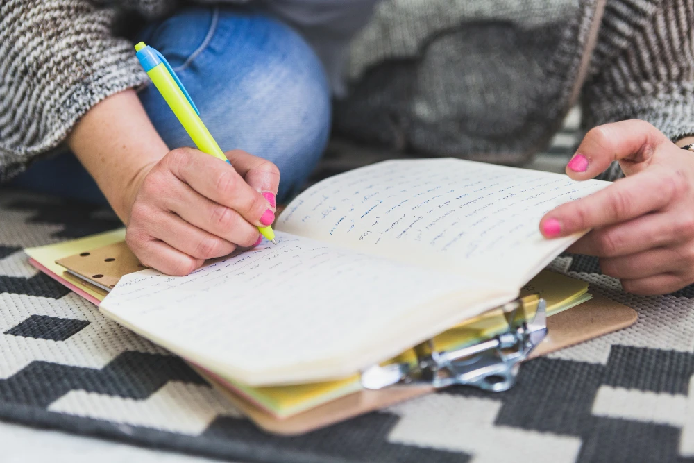 Cum să începi să scrii de mână într-un jurnal fără reguli complicate